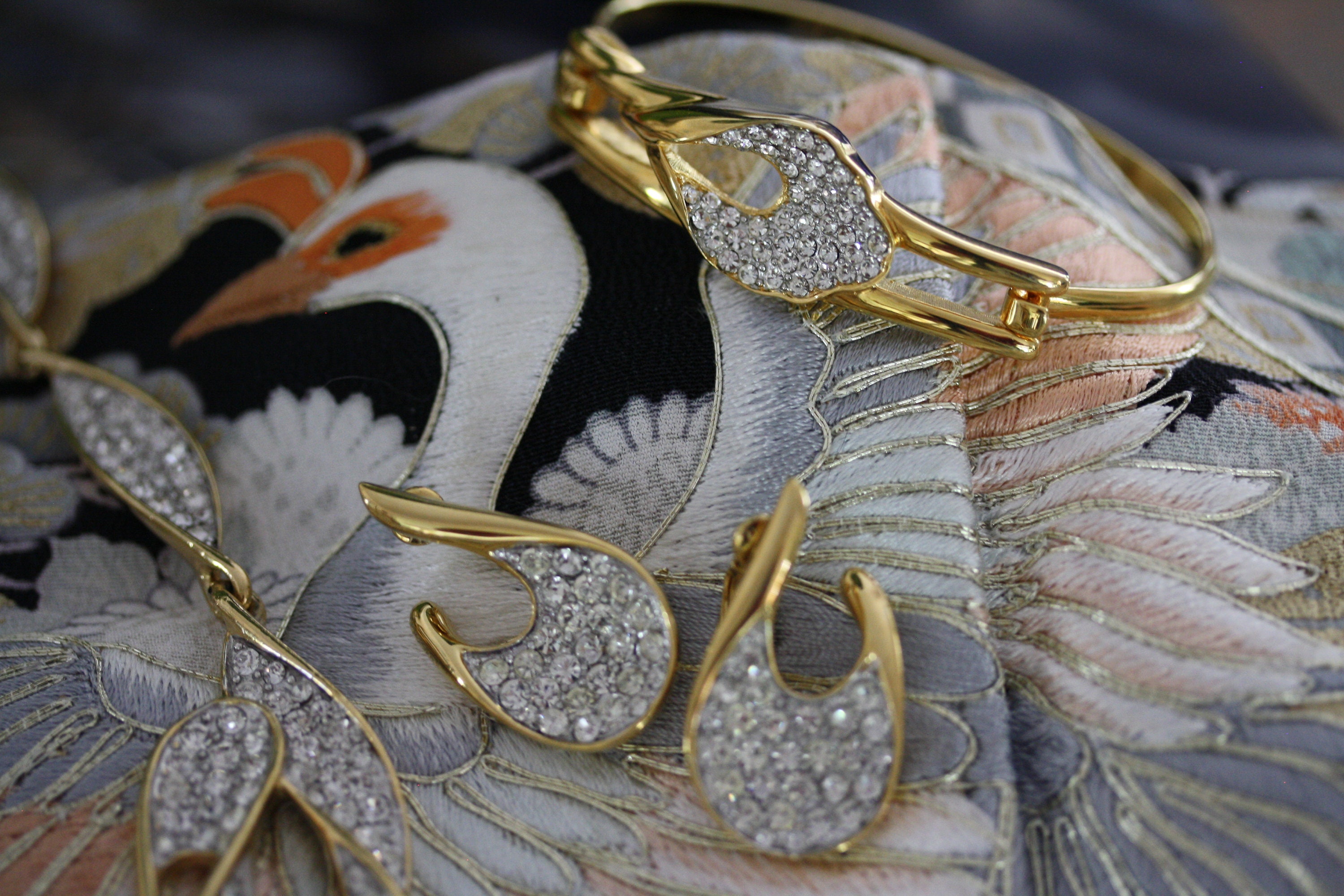 トリファリ パヴェクリスタルネックレス、ブレスレット、イヤリング  