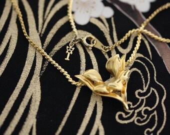Charmant collier à pendentif floral doré Trifari vintage Crown