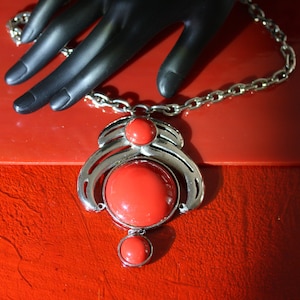 Art Deco Rojo y Plata Moghul Art Deco Celluloide Plata Medallón Collar Bold
