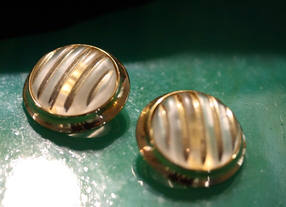 Richelieu Vintage Lucite Perspex Art Deco Clip on… - image 2