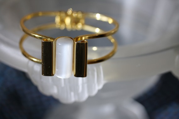 Art Deco Frosted Lucite and Goldtone Vintage Clam… - image 1