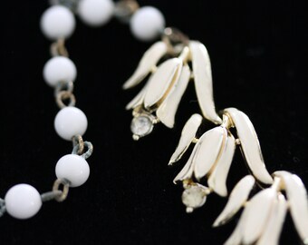 Collier ras de cou Coro vintage muguet en émail blanc