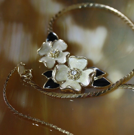 Elegant Vintage Trifari Enamel Floral Necklace - image 2