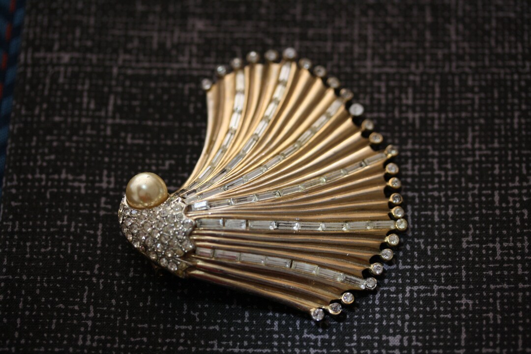 Hattie Carnegie Goldtone Pearl and Rhinestone Sea Shell Fur Clip