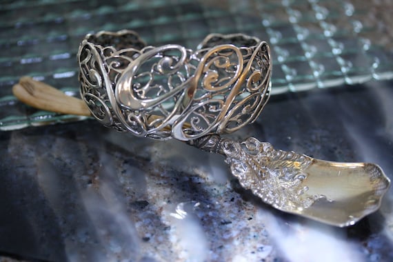 Outstanding Vintage Sterling Silver Fillagree Cuff - image 4