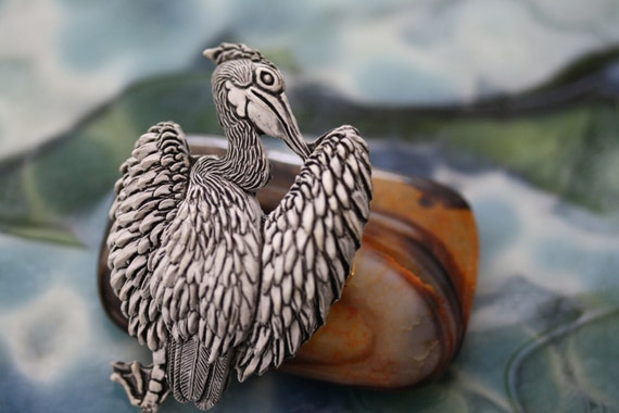 Broche bijou vintage originale pelican résine vert kaki bicolore 3483