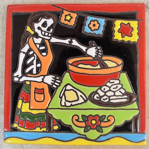 Talavera Mexicain peint à la main/carreaux (Jour des Morts) femme préparant un aliment