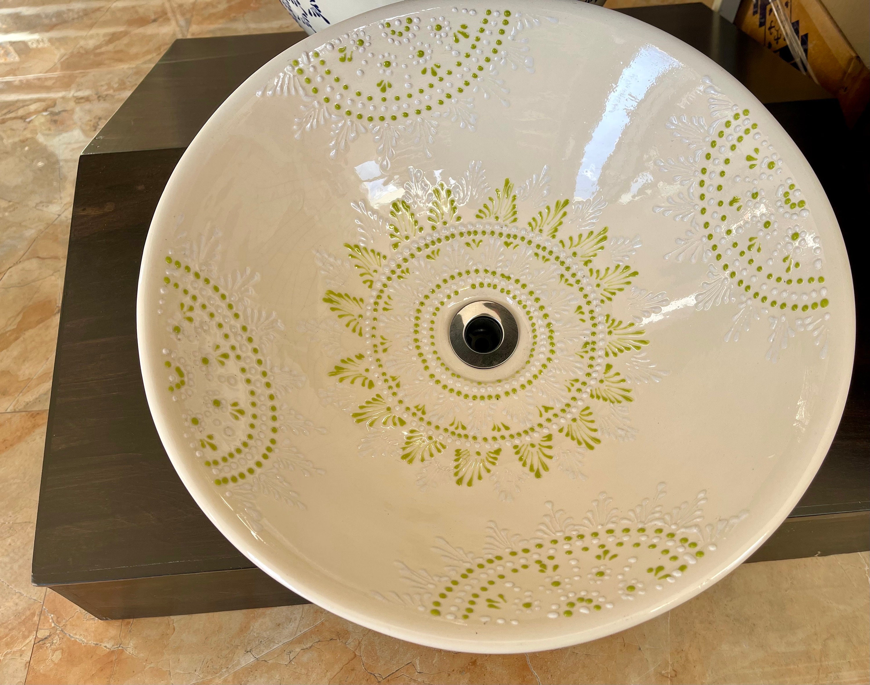 Un lavabo rotondo da posizionare sopra il mobile