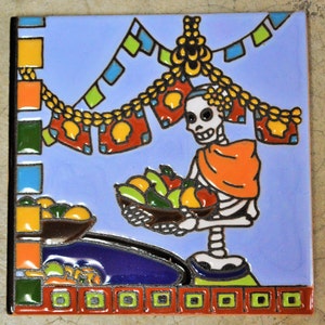 Talavera mexicain peint à la main/tuiles (Jour des Morts) femme avec bol de fruits