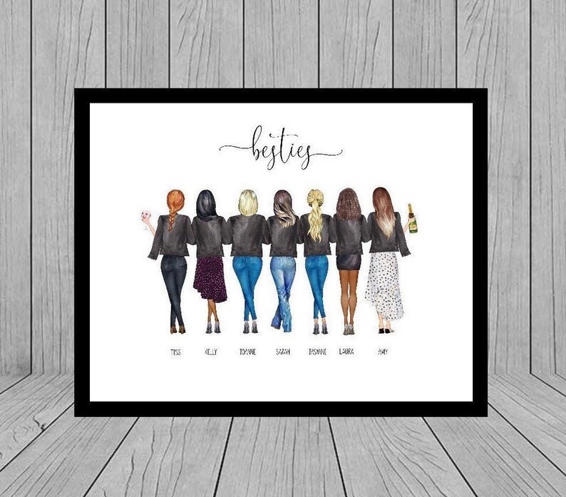 Puede incluir: Una impresi&oacute;n enmarcada que presenta a un grupo de ocho mujeres, cada una con diferentes peinados y atuendos, de pie juntas. La palabra "besties" est&aacute; escrita en cursiva en la parte superior. Las mujeres visten chaquetas negras y varios pantalones, incluyendo vaqueros y faldas.