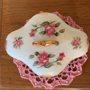 Beautiful Pink Rose Footed Trinket Jewelry Box with Handle Elegant, Lovely Makes a Wonderful Gift Very Good Vintage Condition image 2