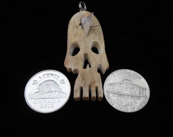 Thowing star in the head skull pendant