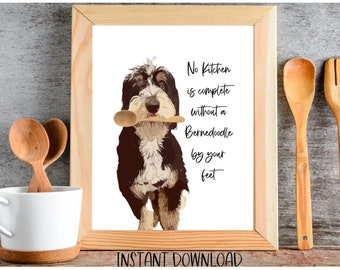 Op de afbeelding: Een afdrukbare kunstprint met een cartoon Bernedoodle-hond die een houten lepel in zijn bek houdt. De tekst op de print luidt "No kitchen is complete without a Bernedoodle by your feet".