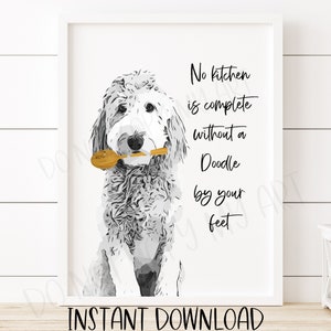 Op de afbeelding: Een zwart-witte illustratie van een doodle-hond die een houten lepel in zijn bek houdt. De tekst luidt "No kitchen is complete without a Doodle by your feet."