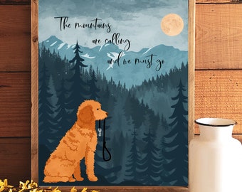 Puede incluir: Impresión enmarcada con una escena de montaña y bosque, una luna llena y un perro golden doodle sosteniendo una correa. El texto dice: "Las montañas llaman y debemos ir". La impresión está etiquetada como "DISEÑO 2".