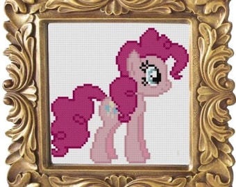 Peut inclure: Pinkie Pie, une poney rose avec une crinière et une queue roses bouclées, est représentée dans un motif de point de croix. Le poney a les yeux bleus et un corps rose. Le fond est blanc.