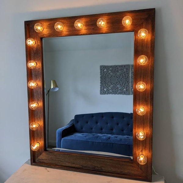 Miroir de courtoisie lumineux à brancher en bois foncé pour salon de beauté Hollywood Bulbs Electric