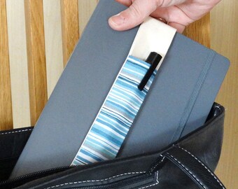 Portalápices con bolsillo de tela a rayas azules y blancas, elástico para cuadernos, diarios y agendas, tamaño A5 o A4, con espacio para dos bolígrafos.