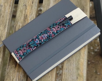 Portalápices de tela de algodón negra con estampado floral para cuadernos, diarios, agendas, cuadernos y libros de pasatiempos (A5/A4), con correa elástica para 2 bolígrafos.