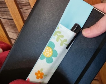 Portalápices con bolsillo de tela con flores brillantes, elástico para cuadernos, diarios y agendas, tamaño A5 o A4, con espacio para hasta 2 bolígrafos.