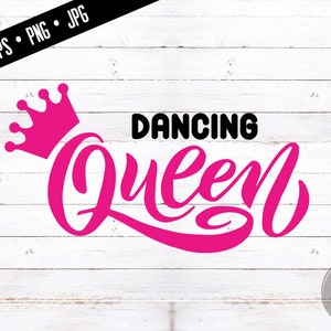 Könnte beinhalten: Rosa kursive Schrift, die "Dancing Queen" lautet, mit einer rosa Krone über dem Wort "Queen". Der Text befindet sich auf einem weißen Holzgrund.