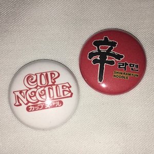 Shin Ramyun / tasse de nouilles (seule 1&quot; badge bouton/aimant ou lot de 2)