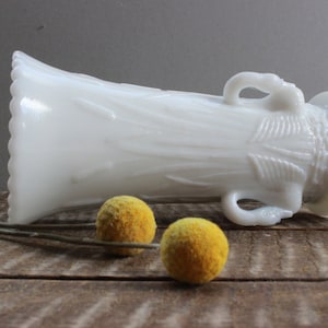 Vintage Westmoreland Milk Glass Swan Vase