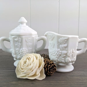 Westmoreland Milk Glass Paneled Traubencreme und Zucker Set