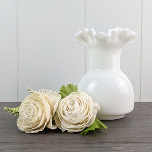 Victoriaanse Bristol Glass witte melkglas vaas met gegolfde rand
