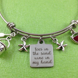 Bracelet de charme de plage, bracelet de charme de vin, bracelet de plage, orteils dans le vin de sable dans ma main, charme de seau de sable, charme de verre de vin, charme d'étoile de mer image 1