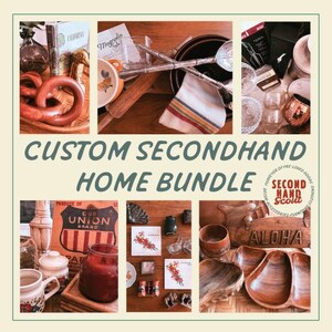 Peut inclure: Un collage d'articles ménagers vintage, comprenant des ustensiles de cuisine, des plats de service et des objets décoratifs. L'image présente une variété de textures et de couleurs, avec le texte "Custom Secondhand Home Bundle" et "Second Hand Scout".