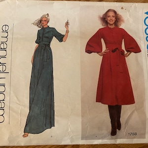 Könnte beinhalten: Vintage Vogue Paris Original Schnittmuster 1758 für ein Kleid von Emanuel Ungaro. Das Schnittmuster zeigt zwei Illustrationen von Models, die das Kleid in verschiedenen Farben tragen.