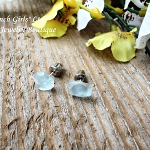Kolczyki Aqua Blue Sea Glass Tiny Stud ze stali chirurgicznej, akwamaryn, szlifowany kryształ, kamień do jogi, nieregularny szlif, surowy, boho, biżuteria boho