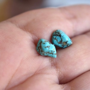 Ruwe turkooisblauwe edelstenen kleine oorknopjes edelsteen chirurgisch staal stud chakra healing kristal yoga gesneden ruwe steen boho boho sieraden