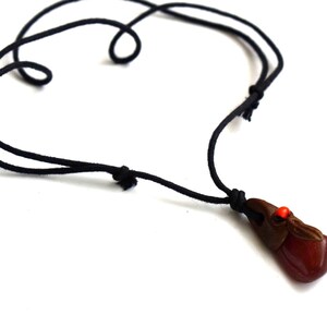 天然瑪瑙ペンダントネックレス ユニセックス スライドノットチョーカー 調節可能 ブラックレザーコードカット ラフストーン ヒーリングクリスタル 禅ラブジュエリー アートギフト