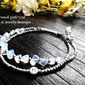 Raw Moonstone Opalite Tobillera personalizada Alfabeto personalizado Letra Pulsera de pie Boho Beach Regalo de piedras preciosas de verano Mujer Chica Sandalia Boho