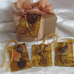 Set di 4 bellissime etichette regalo in tessuto velour 3D e fiori di ghianda // Decorazioni per la casa in tessuto vintage originale fatto a mano // *Pronto per la spedizione*