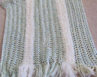 Ręcznie robiony na szydełku mniejszy kocyk dla dziecka, wózek, miniaturowy koc afgański, frędzle // ręcznie robiony na drutach, unikatowy, zielono-biały // gotowy do wysyłki