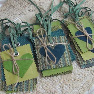 6 o 8 bellissime etichette regalo in tessuto testurizzato verde e cuori in pelle // Decorazioni per la casa in tessuto vintage originali fatte a mano // *Pronte per la spedizione*
