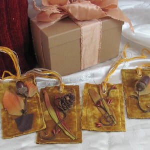 Set di 4 bellissime etichette regalo in tessuto velour 3D e fiori di ghianda // Decorazioni per la casa in tessuto vintage originale fatto a mano // *Pronto per la spedizione*