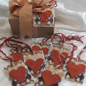 Set di 8 bellissime etichette regalo in tessuto testurizzato marrone e cuori in pelle // Decorazioni per la casa in tessuto vintage originale fatto a mano // *Pronto per la spedizione*