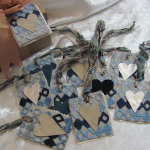 Lot de 10 belles étiquettes volantes en tissu texturé bleu et coeurs en cuir//Décoration d'intérieur originale de textiles vintage faits à la main//*Prêt à expédier*