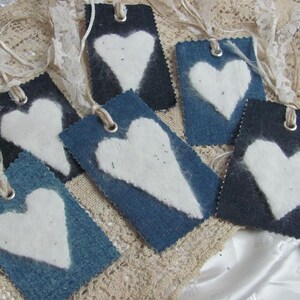 5 bellissime etichette regalo in tessuto denim con cuori bianchi // Decorazioni per la casa in tessuto vintage originali fatte a mano // *Pronte per la spedizione*