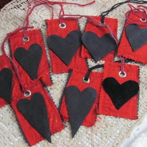 8 bellissime etichette regalo in tessuto di seta rossa e cuori in pelle nera // Decorazioni per la casa in tessuto vintage originali fatte a mano // *Pronte per la spedizione*