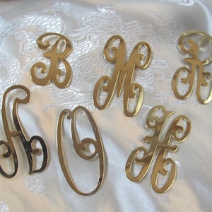 Guldfärgad metallmonogrambokstavsmagnet // för hantverk, smycken, brosch *valfri bokstav* 40 & 50 mm