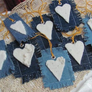 8 bellissime etichette regalo in tessuto denim con cuori bianchi // Decorazioni per la casa in tessuto vintage originali fatte a mano // *Pronte per la spedizione*
