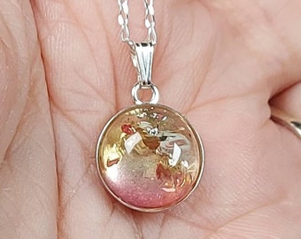 Pendentif en argent sterling serti clos, cabochon d'ambre de la Baltique rose poudré et chaîne gourmette diamantée de 18 po.