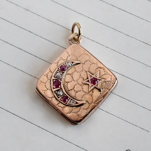 Medallón antiguo de oro rosa de 10 quilates con diamantes y rubíes, luna creciente y estrella