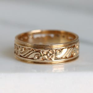 Vintage Floral & Scroll Wedding Band in 14k