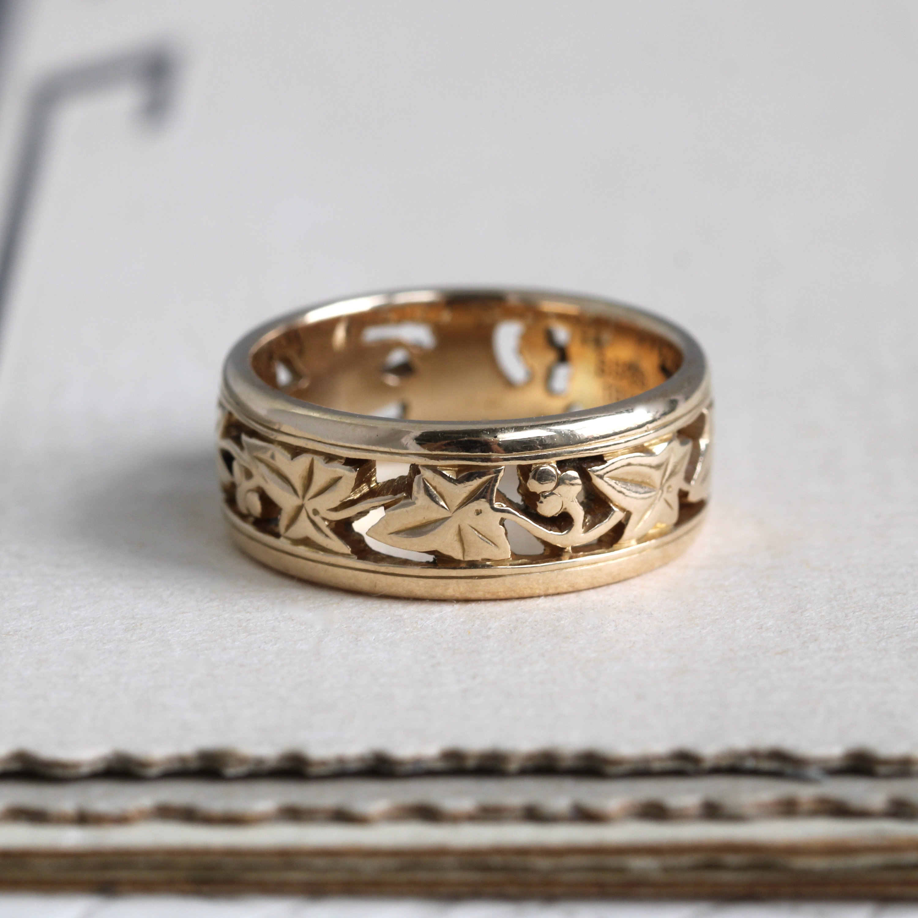 Vintage 18k Gold Ivy Leaf Wedding Band Dated 1940, Carved Stacking